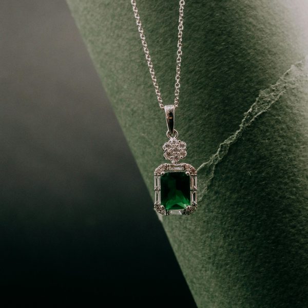 Collier pierre verte : l'élégance apaisante à découvrir